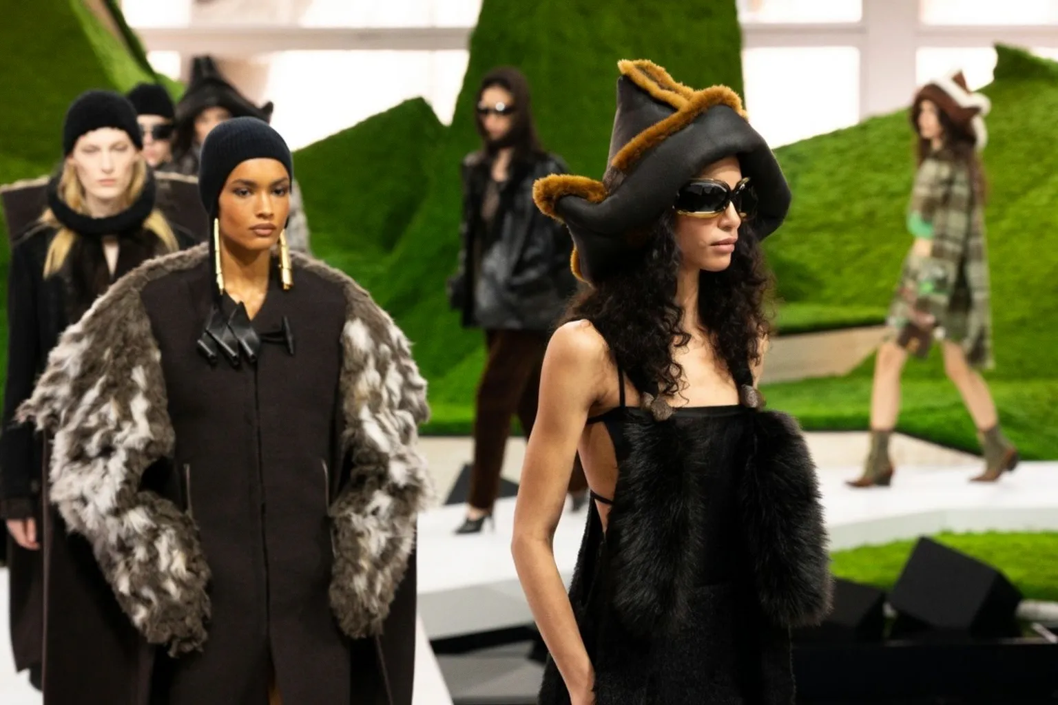 El armario de otoño: cómo combinar las tendencias que marcan el regreso de tres décadas de moda