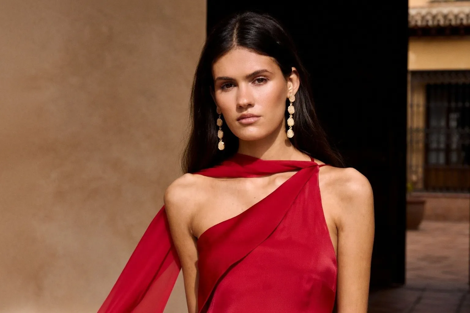Vestidos rojo tomate: la clave cromática para transitar del verano al otoño con elegancia