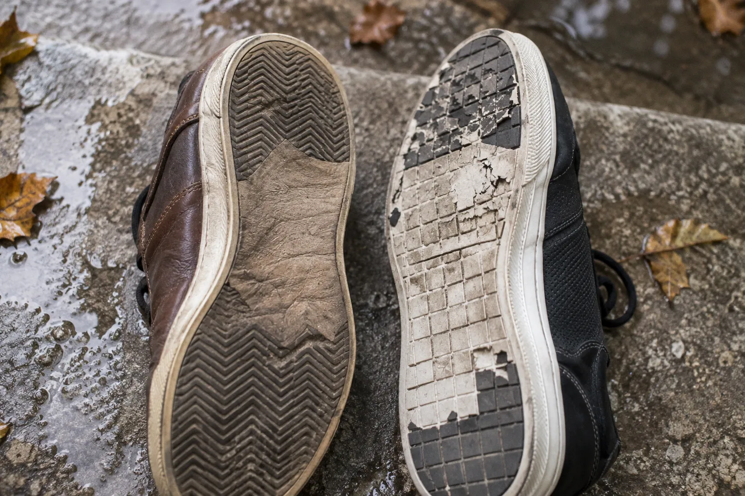 Zapatillas de cuero frente a sintéticas: resistencia y uso