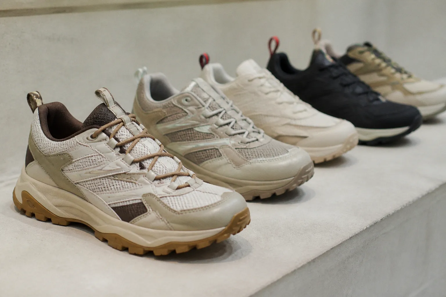 Zapatillas técnicas: cómo combinar el calzado de montaña en tus estilismos urbanos